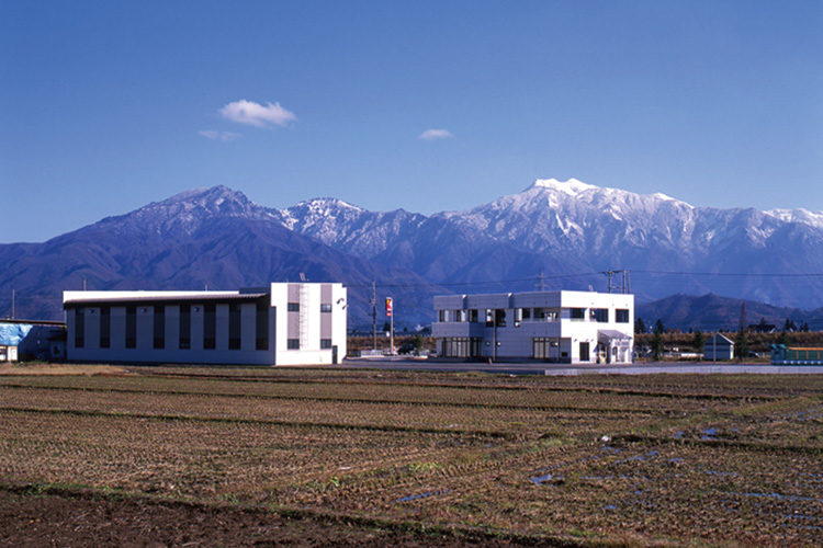 百名山　巻機山と金城山を背に